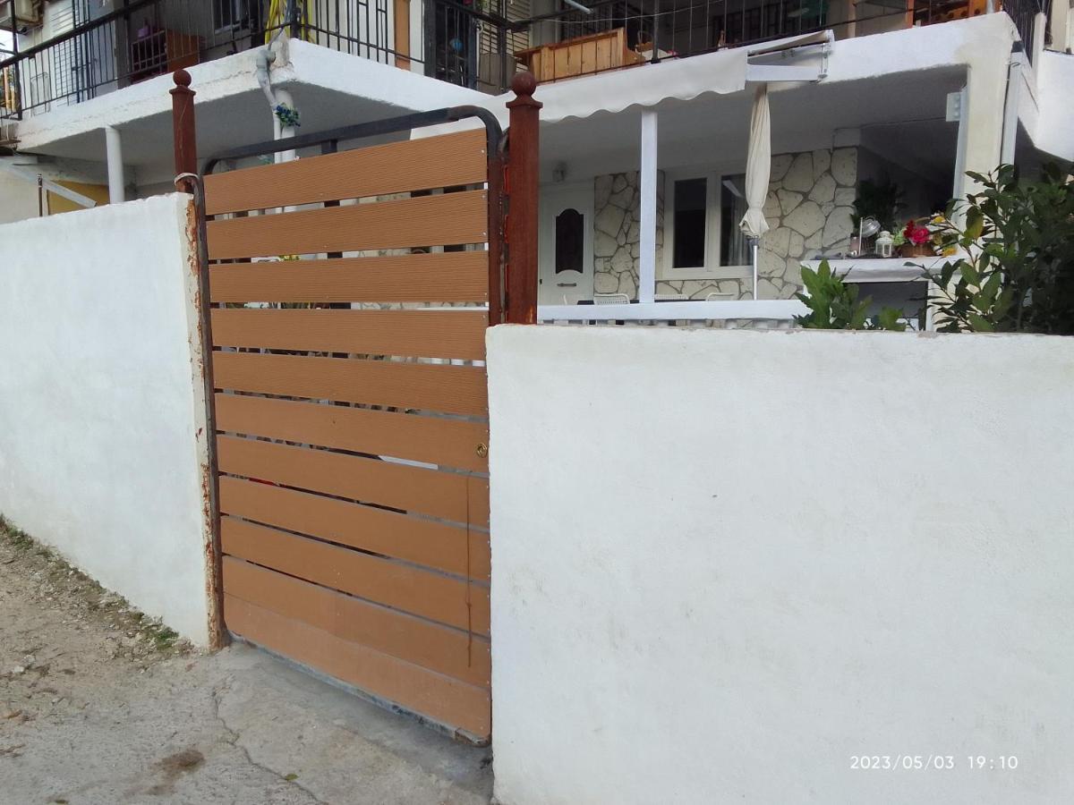Antonia Family House Near Airport Apartment
